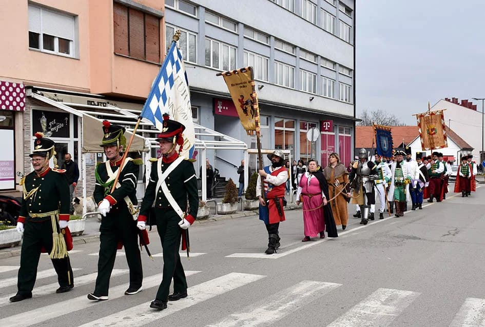 (VIDEO-FOTO) Povijesne postrojbe u drevnim odorama krasile požeške ulice i Katedralni trg