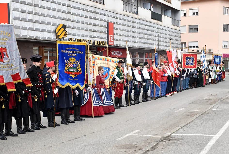 (VIDEO-FOTO) Povijesne postrojbe u drevnim odorama krasile požeške ulice i Katedralni trg
