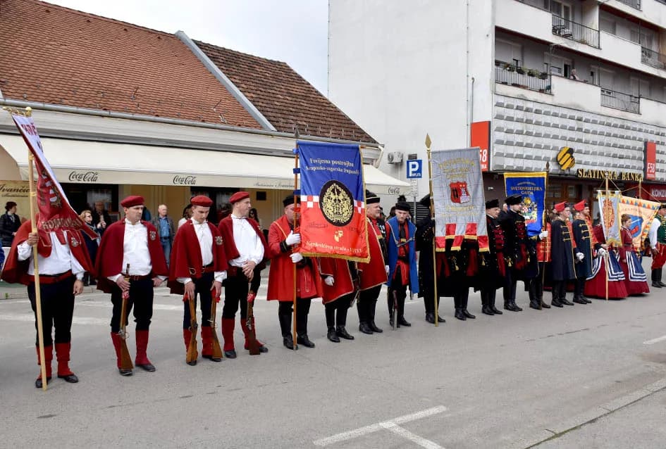(VIDEO-FOTO) Povijesne postrojbe u drevnim odorama krasile požeške ulice i Katedralni trg
