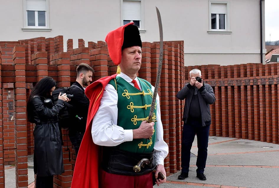 (VIDEO-FOTO) Povijesne postrojbe u drevnim odorama krasile požeške ulice i Katedralni trg
