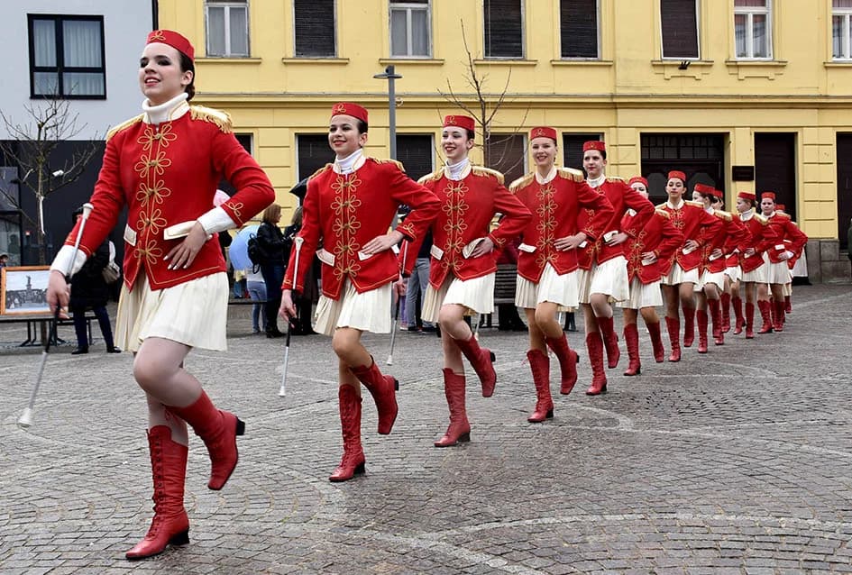(VIDEO-FOTO) Povijesne postrojbe u drevnim odorama krasile požeške ulice i Katedralni trg