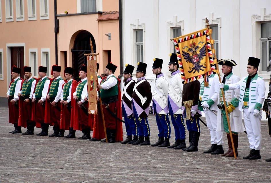 (VIDEO-FOTO) Povijesne postrojbe u drevnim odorama krasile požeške ulice i Katedralni trg