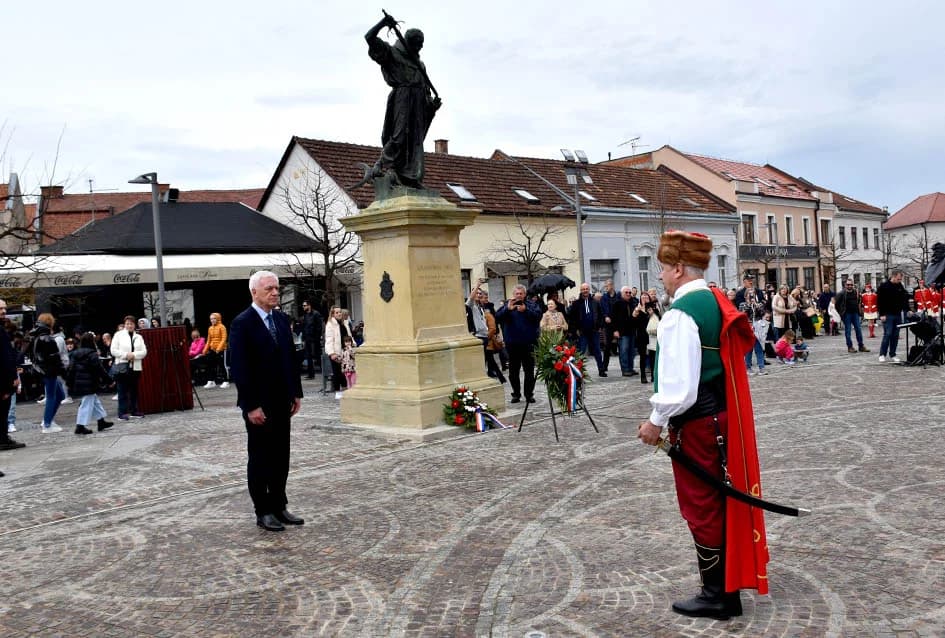 (VIDEO-FOTO) Povijesne postrojbe u drevnim odorama krasile požeške ulice i Katedralni trg