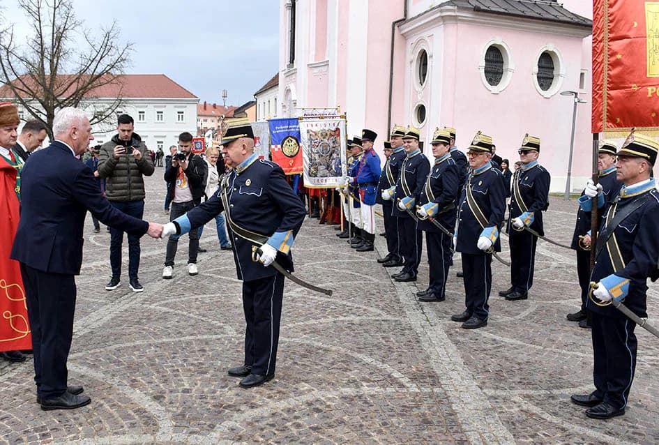 (VIDEO-FOTO) Povijesne postrojbe u drevnim odorama krasile požeške ulice i Katedralni trg