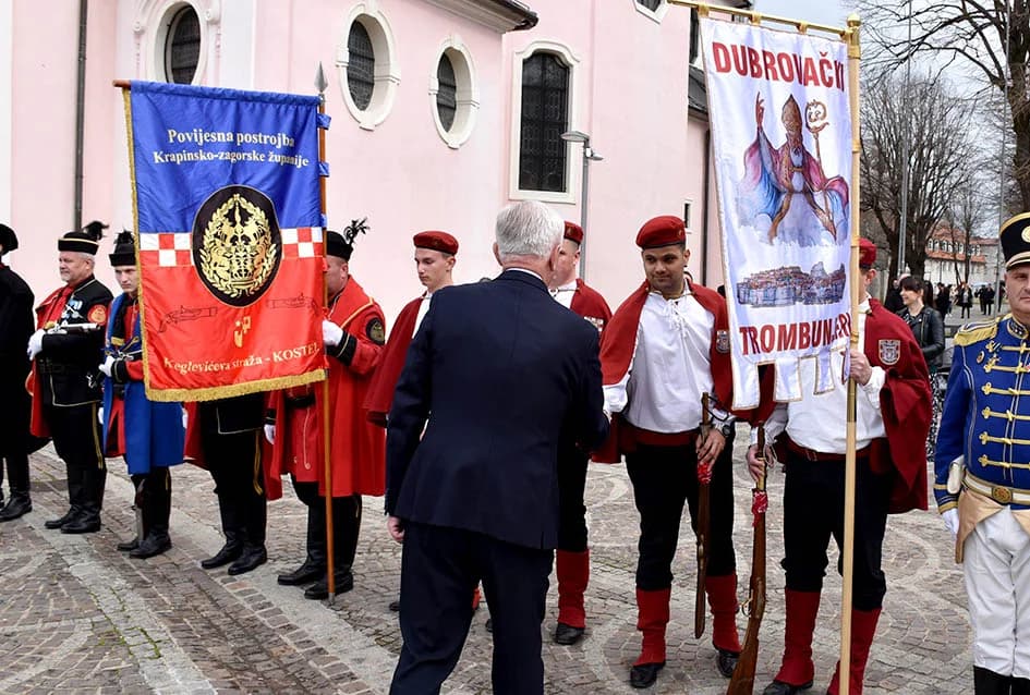 (VIDEO-FOTO) Povijesne postrojbe u drevnim odorama krasile požeške ulice i Katedralni trg