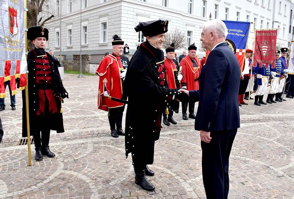 (VIDEO-FOTO) Povijesne postrojbe u drevnim odorama krasile požeške ulice i Katedralni trg