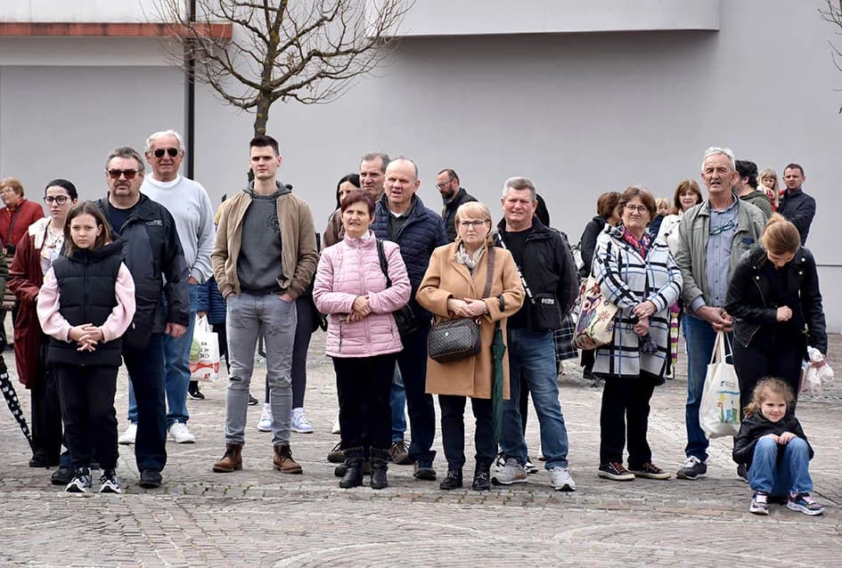 (VIDEO-FOTO) Povijesne postrojbe u drevnim odorama krasile požeške ulice i Katedralni trg