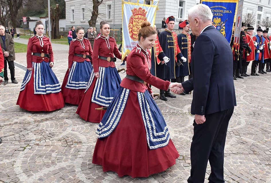 (VIDEO-FOTO) Povijesne postrojbe u drevnim odorama krasile požeške ulice i Katedralni trg