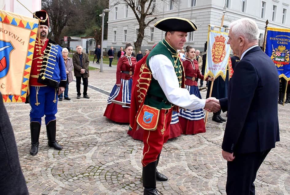 (VIDEO-FOTO) Povijesne postrojbe u drevnim odorama krasile požeške ulice i Katedralni trg