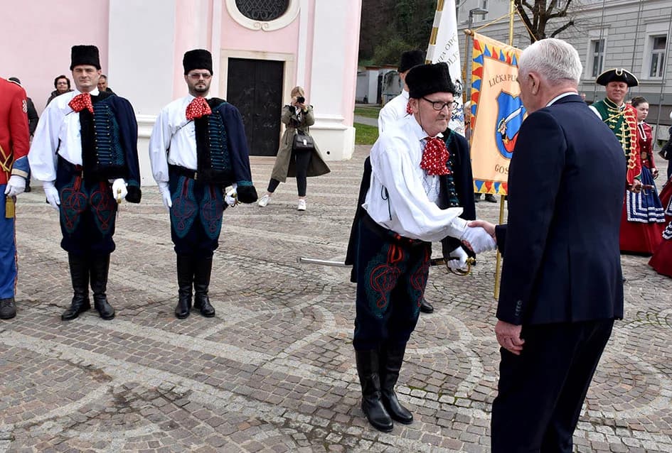 (VIDEO-FOTO) Povijesne postrojbe u drevnim odorama krasile požeške ulice i Katedralni trg