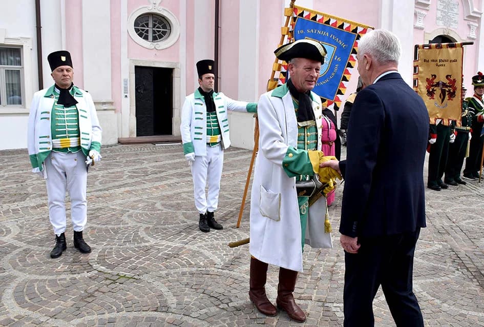 (VIDEO-FOTO) Povijesne postrojbe u drevnim odorama krasile požeške ulice i Katedralni trg