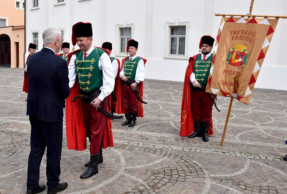 (VIDEO-FOTO) Povijesne postrojbe u drevnim odorama krasile požeške ulice i Katedralni trg