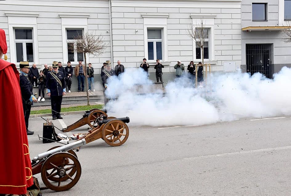 (VIDEO-FOTO) Povijesne postrojbe u drevnim odorama krasile požeške ulice i Katedralni trg
