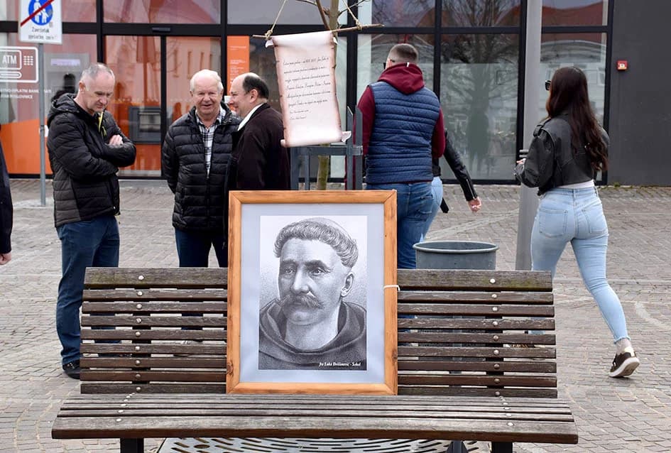 (VIDEO-FOTO) Povijesne postrojbe u drevnim odorama krasile požeške ulice i Katedralni trg