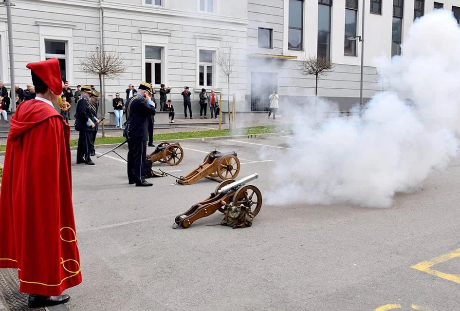 (VIDEO-FOTO) Povijesne postrojbe u drevnim odorama krasile požeške ulice i Katedralni trg