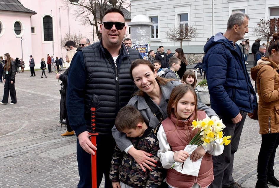 (VIDEO-FOTO) Povijesne postrojbe u drevnim odorama krasile požeške ulice i Katedralni trg