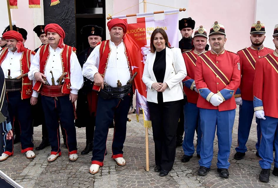 (VIDEO-FOTO) Povijesne postrojbe u drevnim odorama krasile požeške ulice i Katedralni trg