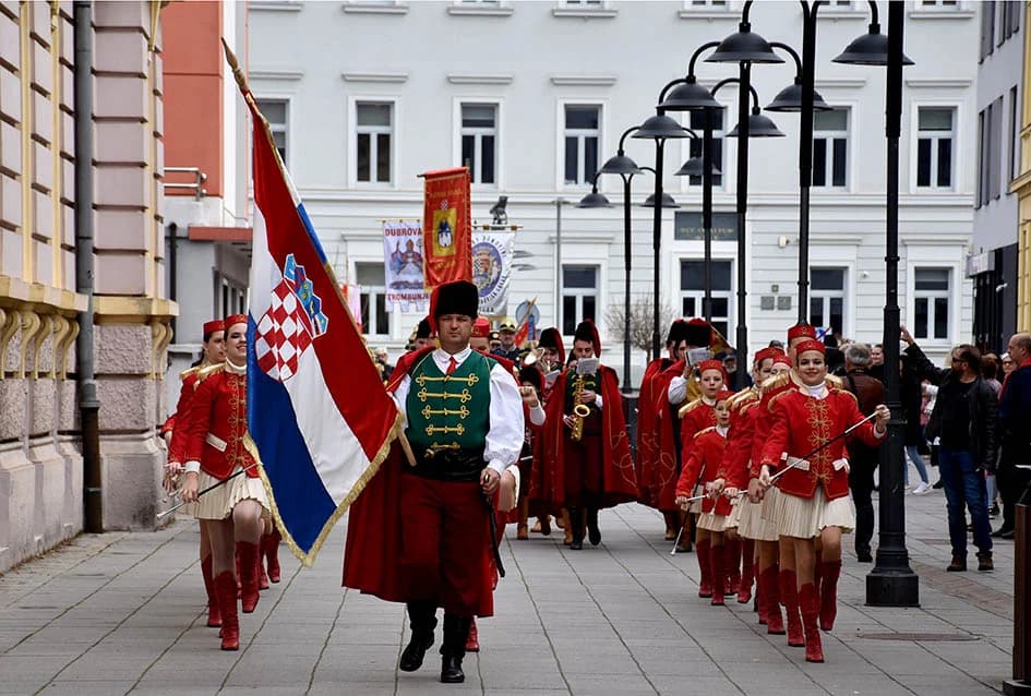 (VIDEO-FOTO) Povijesne postrojbe u drevnim odorama krasile požeške ulice i Katedralni trg