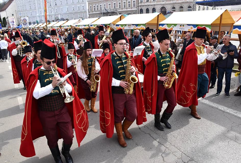 (VIDEO-FOTO) Povijesne postrojbe u drevnim odorama krasile požeške ulice i Katedralni trg