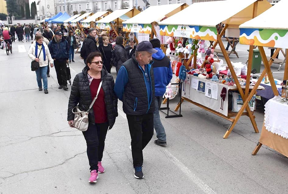 (FOTO) Brojni Požežani i njihovi gosti posjetili Grgurevski sajam na središnjem požeškom Trgu sv. Trojstva