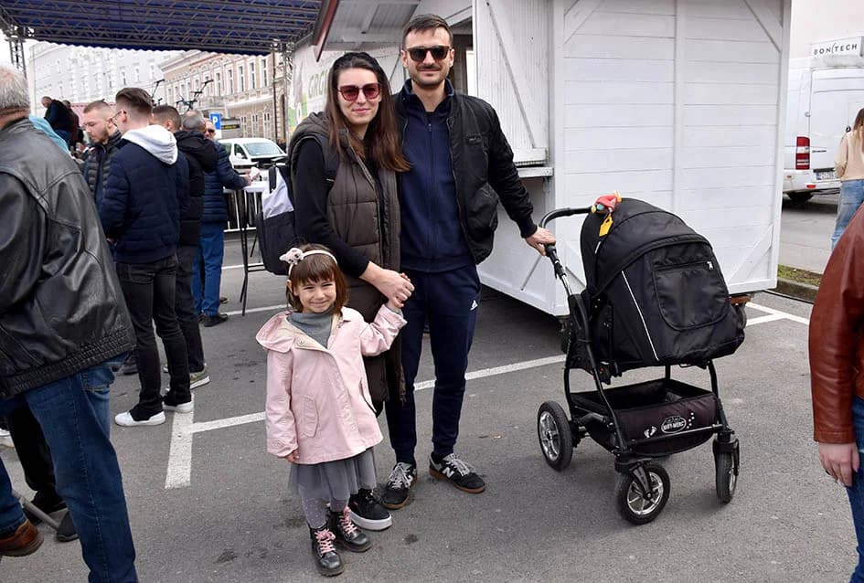 (FOTO) Brojni Požežani i njihovi gosti posjetili Grgurevski sajam na središnjem požeškom Trgu sv. Trojstva