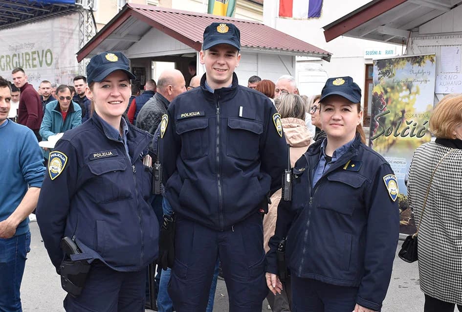 (FOTO) Brojni Požežani i njihovi gosti posjetili Grgurevski sajam na središnjem požeškom Trgu sv. Trojstva