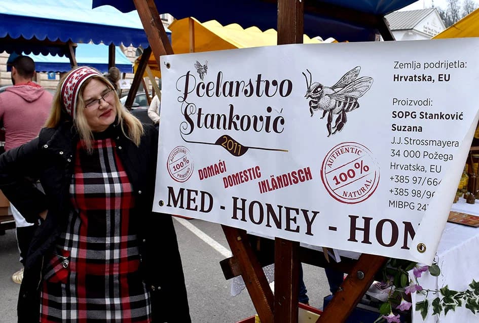 (FOTO) Brojni Požežani i njihovi gosti posjetili Grgurevski sajam na središnjem požeškom Trgu sv. Trojstva