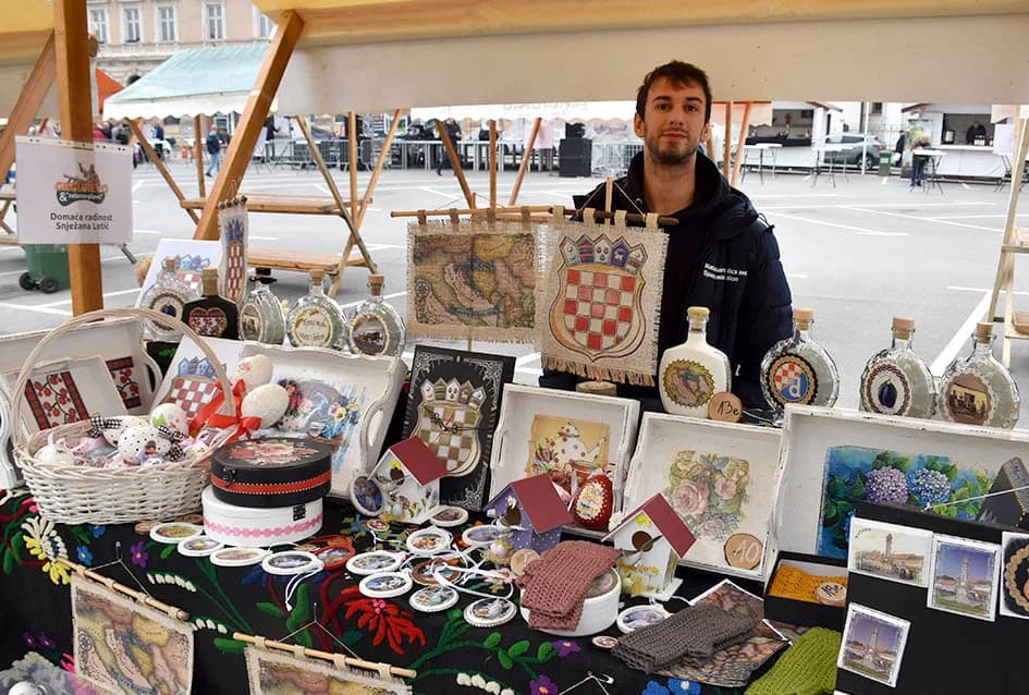 (FOTO) Brojni Požežani i njihovi gosti posjetili Grgurevski sajam na središnjem požeškom Trgu sv. Trojstva