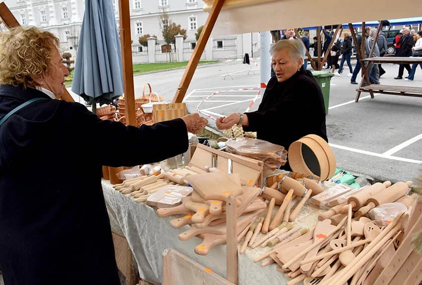 (FOTO) Brojni Požežani i njihovi gosti posjetili Grgurevski sajam na središnjem požeškom Trgu sv. Trojstva