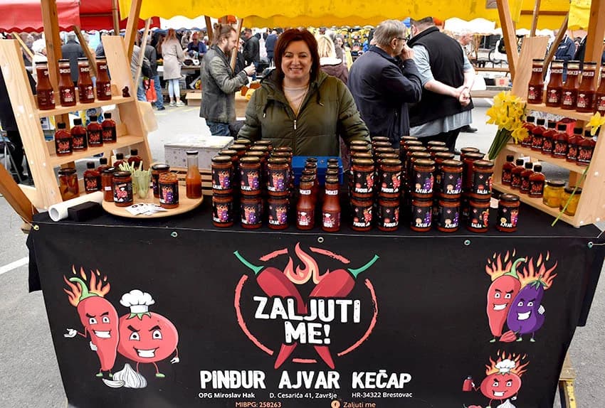 (FOTO) Brojni Požežani i njihovi gosti posjetili Grgurevski sajam na središnjem požeškom Trgu sv. Trojstva