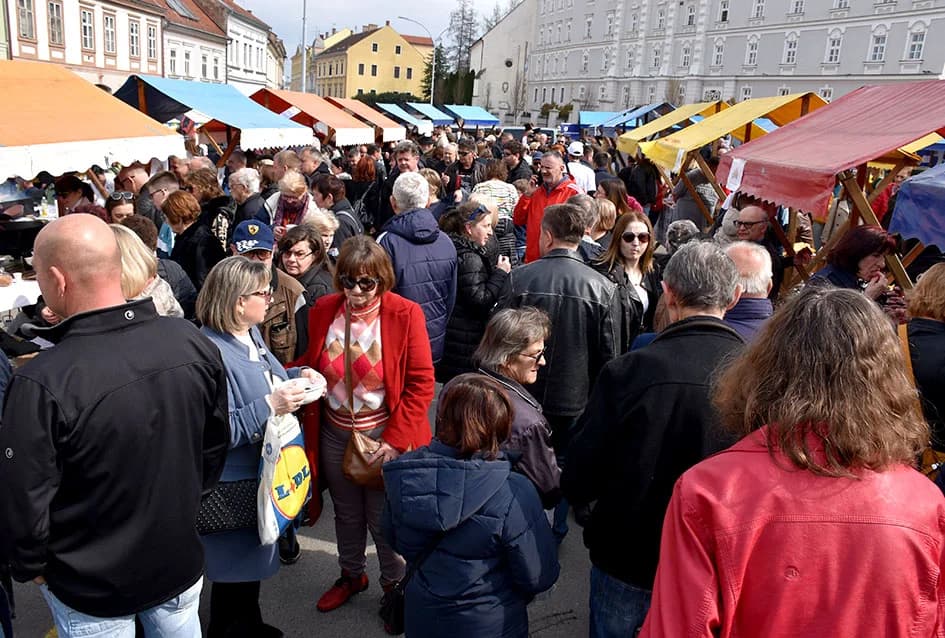 Mirisi slasnih delicija iz Dalmacije, Like, Istre, Primorja, Središnje Hrvatske i Slavonije ʼokupiraliʼ središte Požege