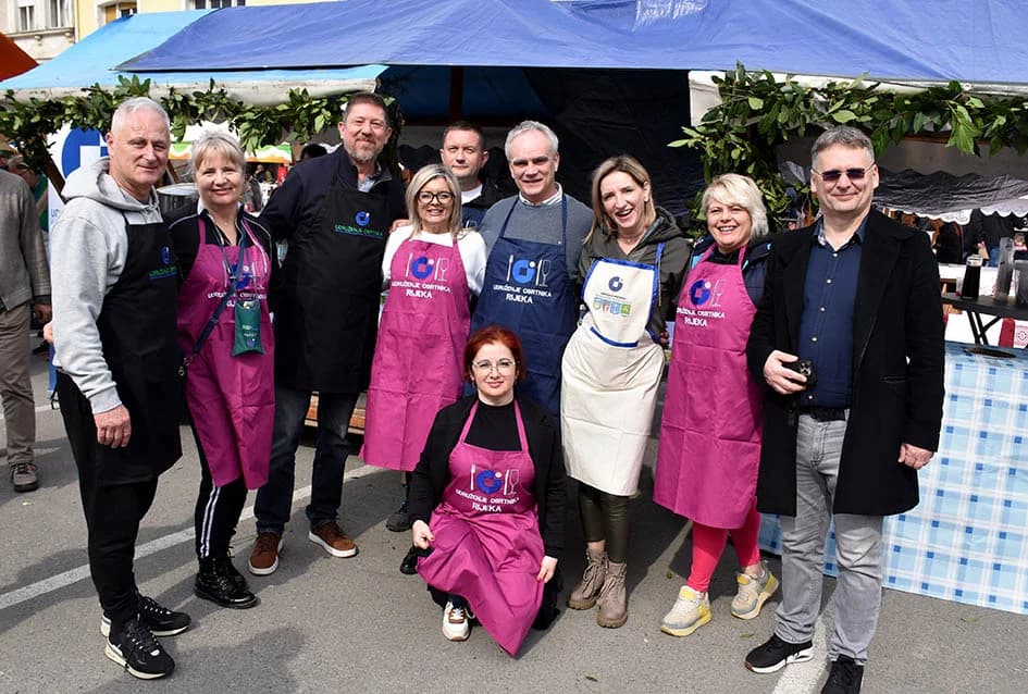 Mirisi slasnih delicija iz Dalmacije, Like, Istre, Primorja, Središnje Hrvatske i Slavonije ʼokupiraliʼ središte Požege