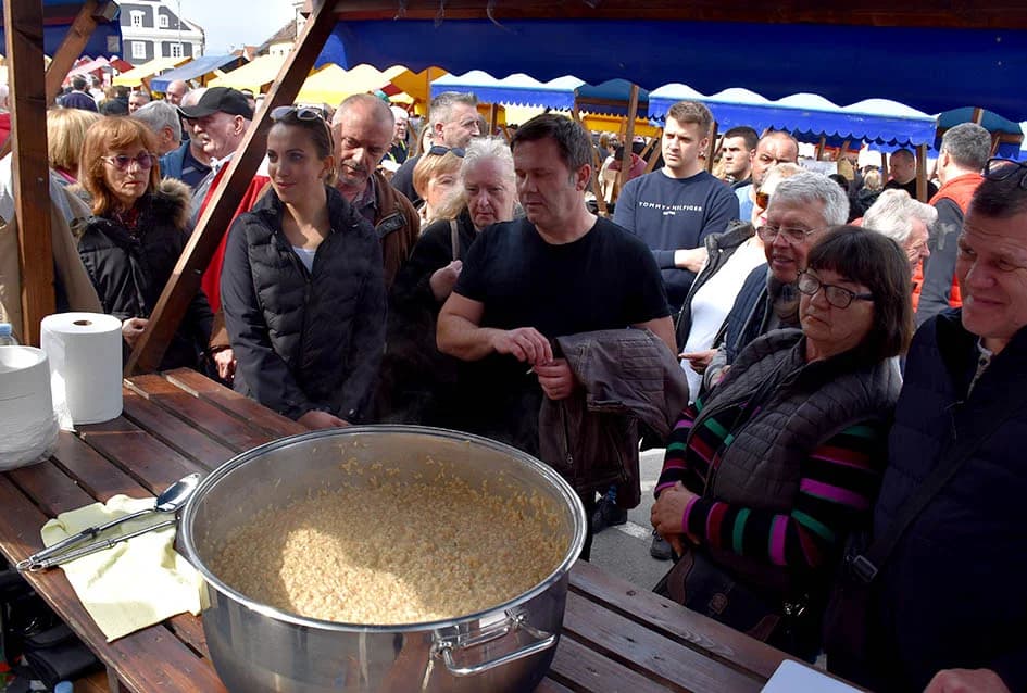 Mirisi slasnih delicija iz Dalmacije, Like, Istre, Primorja, Središnje Hrvatske i Slavonije ʼokupiraliʼ središte Požege