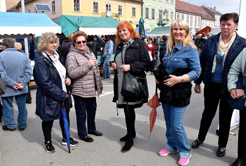 Mirisi slasnih delicija iz Dalmacije, Like, Istre, Primorja, Središnje Hrvatske i Slavonije ʼokupiraliʼ središte Požege