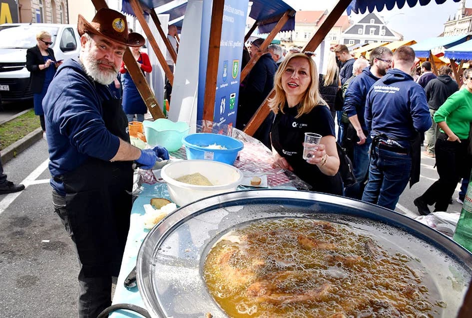 Mirisi slasnih delicija iz Dalmacije, Like, Istre, Primorja, Središnje Hrvatske i Slavonije ʼokupiraliʼ središte Požege