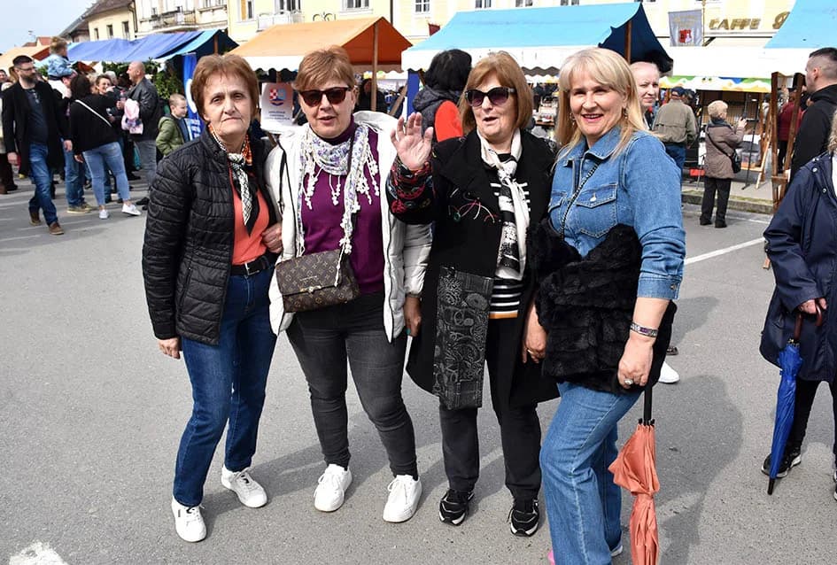 Mirisi slasnih delicija iz Dalmacije, Like, Istre, Primorja, Središnje Hrvatske i Slavonije ʼokupiraliʼ središte Požege