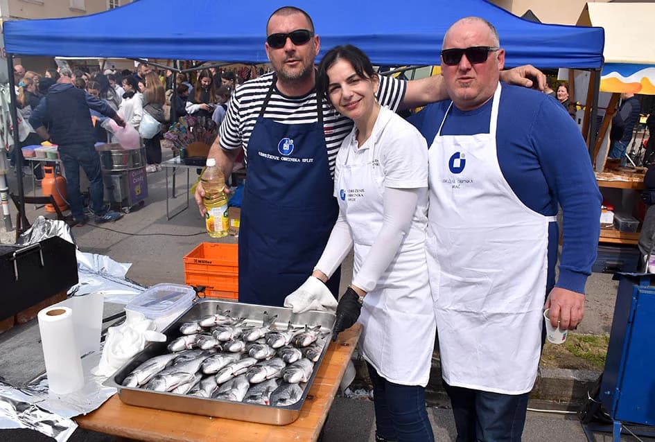 Mirisi slasnih delicija iz Dalmacije, Like, Istre, Primorja, Središnje Hrvatske i Slavonije ʼokupiraliʼ središte Požege