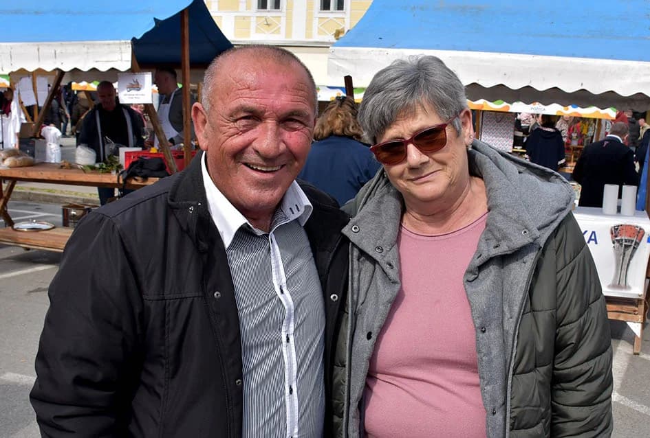 Mirisi slasnih delicija iz Dalmacije, Like, Istre, Primorja, Središnje Hrvatske i Slavonije ʼokupiraliʼ središte Požege