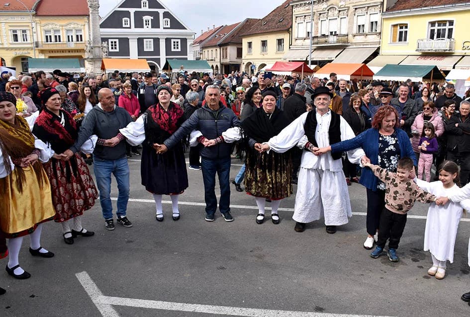 Mirisi slasnih delicija iz Dalmacije, Like, Istre, Primorja, Središnje Hrvatske i Slavonije ʼokupiraliʼ središte Požege