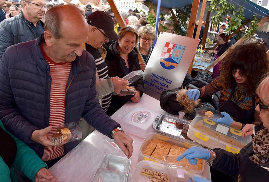 Mirisi slasnih delicija iz Dalmacije, Like, Istre, Primorja, Središnje Hrvatske i Slavonije ʼokupiraliʼ središte Požege