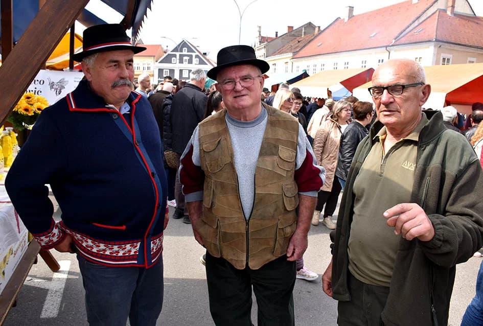 Mirisi slasnih delicija iz Dalmacije, Like, Istre, Primorja, Središnje Hrvatske i Slavonije ʼokupiraliʼ središte Požege