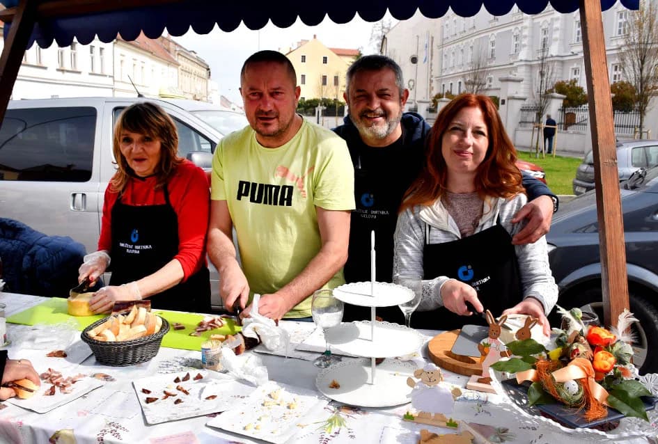 Mirisi slasnih delicija iz Dalmacije, Like, Istre, Primorja, Središnje Hrvatske i Slavonije ʼokupiraliʼ središte Požege
