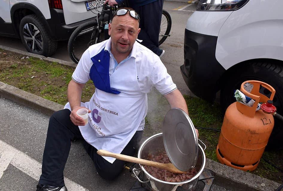 Mirisi slasnih delicija iz Dalmacije, Like, Istre, Primorja, Središnje Hrvatske i Slavonije ʼokupiraliʼ središte Požege