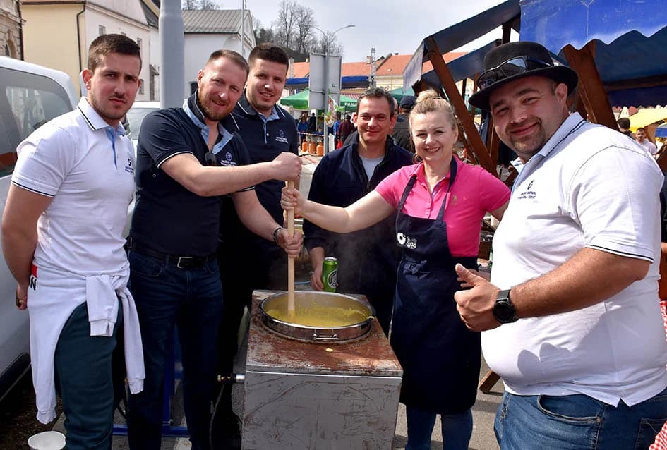 Mirisi slasnih delicija iz Dalmacije, Like, Istre, Primorja, Središnje Hrvatske i Slavonije ʼokupiraliʼ središte Požege