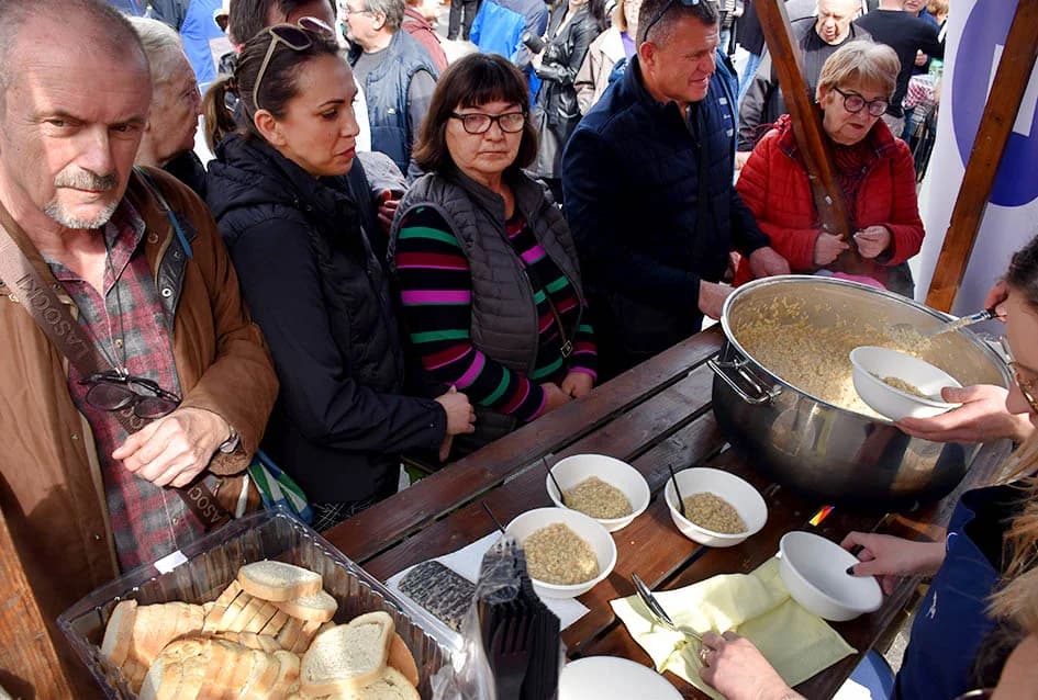 Mirisi slasnih delicija iz Dalmacije, Like, Istre, Primorja, Središnje Hrvatske i Slavonije ʼokupiraliʼ središte Požege