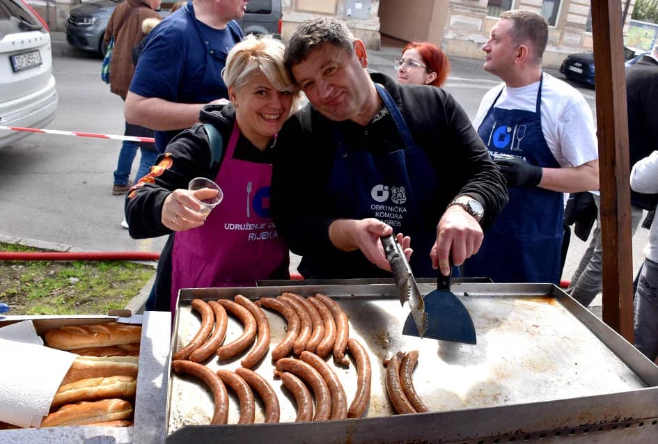 Mirisi slasnih delicija iz Dalmacije, Like, Istre, Primorja, Središnje Hrvatske i Slavonije ʼokupiraliʼ središte Požege