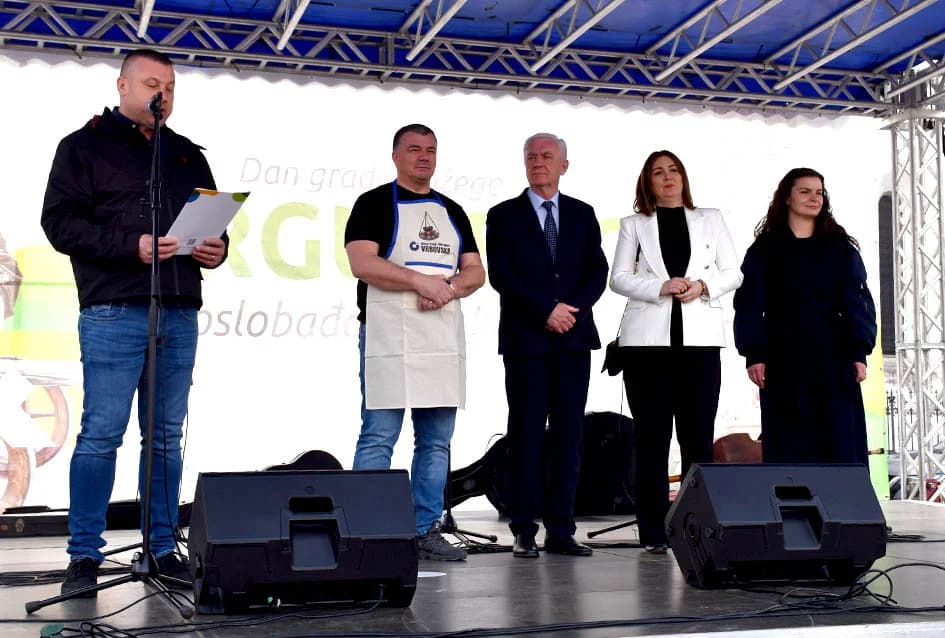 Mirisi slasnih delicija iz Dalmacije, Like, Istre, Primorja, Središnje Hrvatske i Slavonije ʼokupiraliʼ središte Požege