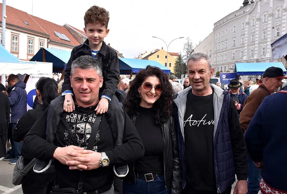 Mirisi slasnih delicija iz Dalmacije, Like, Istre, Primorja, Središnje Hrvatske i Slavonije ʼokupiraliʼ središte Požege