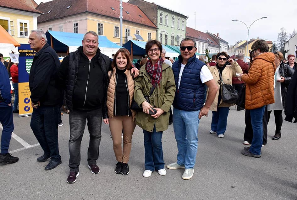 Mirisi slasnih delicija iz Dalmacije, Like, Istre, Primorja, Središnje Hrvatske i Slavonije ʼokupiraliʼ središte Požege