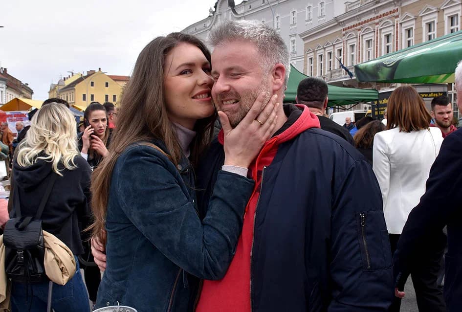 Mirisi slasnih delicija iz Dalmacije, Like, Istre, Primorja, Središnje Hrvatske i Slavonije ʼokupiraliʼ središte Požege